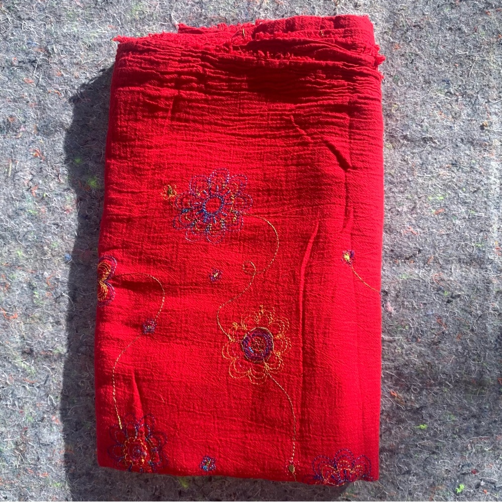 Adorable vintage 90s red cotton gauze w/ rainbow floral embroidery fabric sewing - Picture 1 of 16